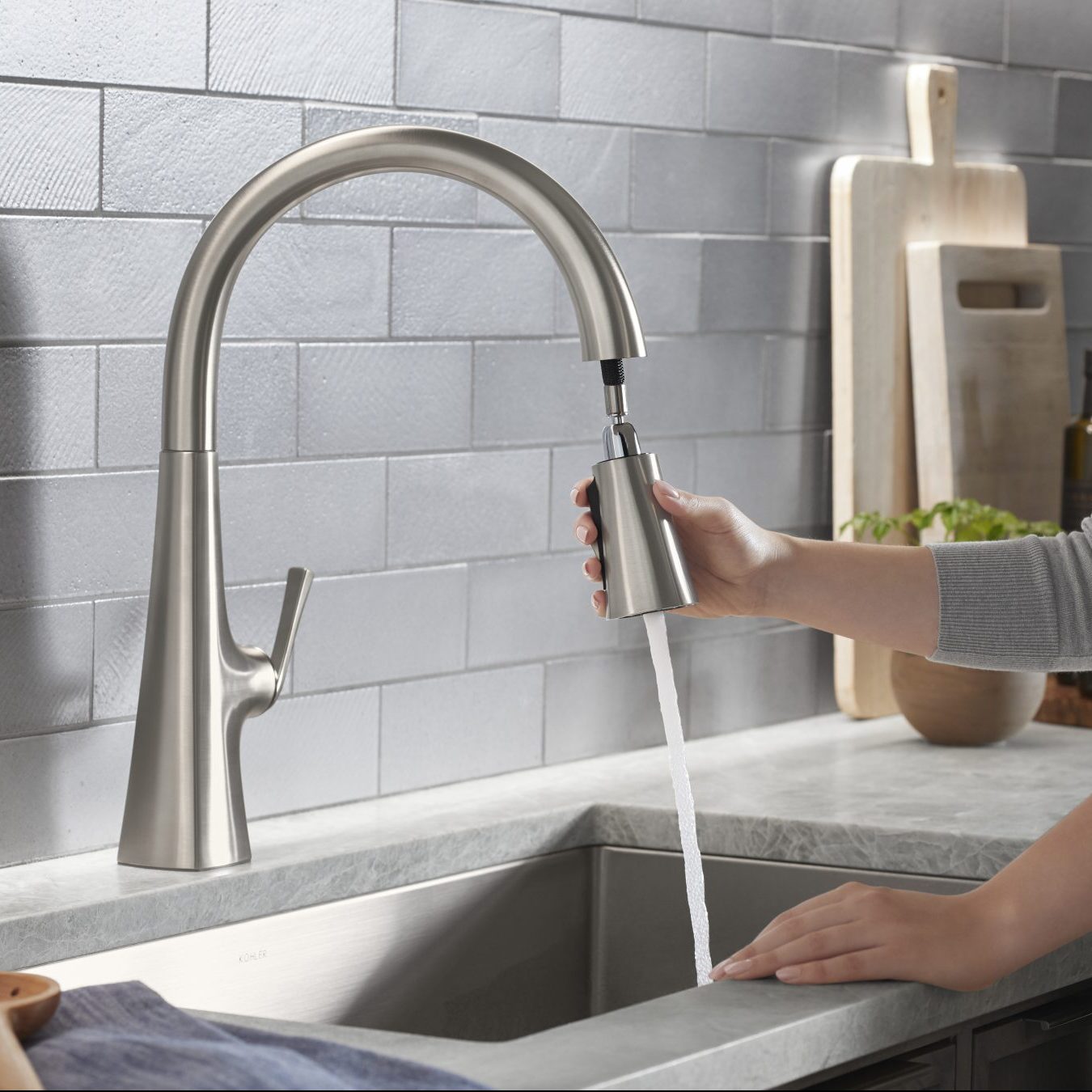 The Advantages and Disadvantages of a Kitchen Faucet With Sprayer
