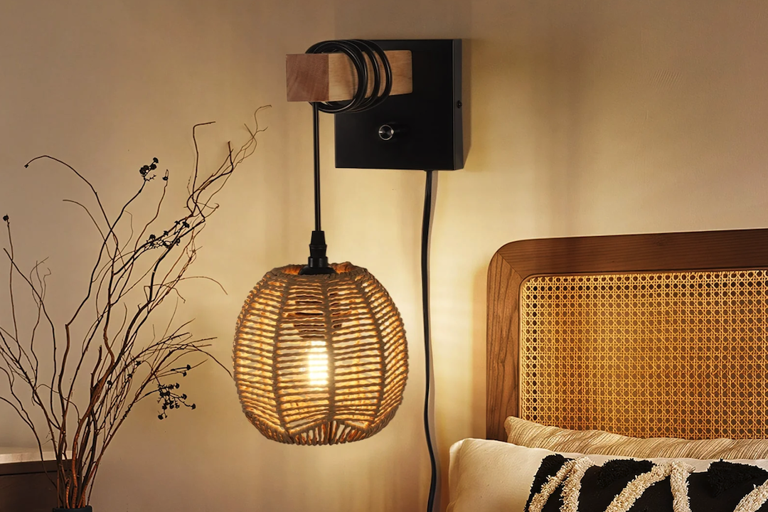 Cozy Glow: Knitted Wall Lamp Adds Warmth to Any Room